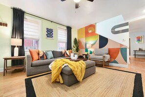 Smart TV, libri, impianto stereo, monitor per computer