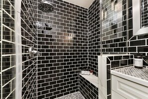 Eco-friendly toiletries, hair dryer, towels - ★ HostWise Stays ★ King Bed Carriage House in Mexican War Streets (Pittsburgh)