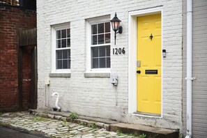 Exterior detail - ★ HostWise Stays ★ King Bed Carriage House in Mexican War Streets (Pittsburgh)