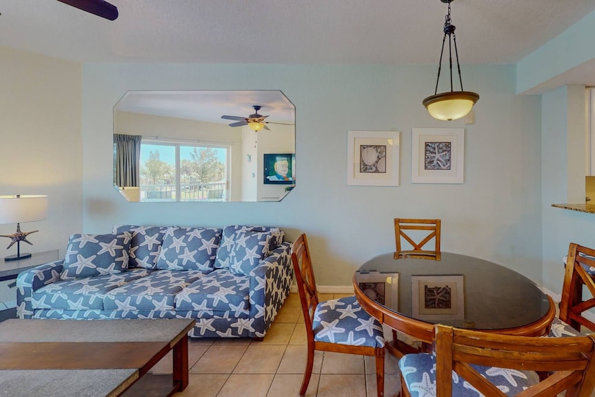 Leave Your Worries Behind! Premier Beachfront Resort. Pools, Hot Tubs, Beachfront Tiki Bar, Cafe. - Treasure Island, FL