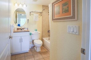 Dusj, hårføner, håndklær og sjampo