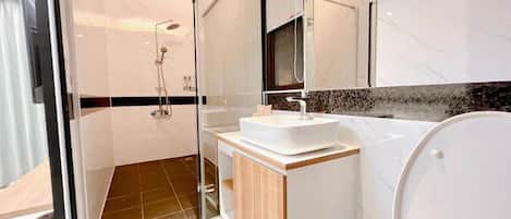 Chambre quadruple familiale | Salle de bain | Séchoir à cheveux, pantoufles