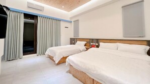 Een moderne hotelkamer met twee bedden, een houten plafond en een groot raam.