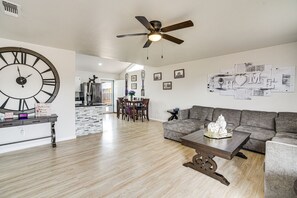 TV, fireplace, video games - New Mexico Smart Home w/ Private Yard & Grill (Tucumcari)