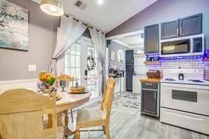 Fridge, microwave, stovetop, coffee/tea maker - Waleska Loft: Stocked Kitchen + Breakfast Included (Waleska)