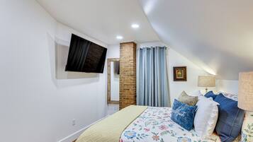 1 bedroom, desk, iron/ironing board, WiFi