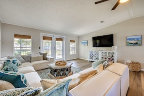 TV, fireplace - St Augustine Home w/ Dock & Lift on St Johns River (St. Augustine)