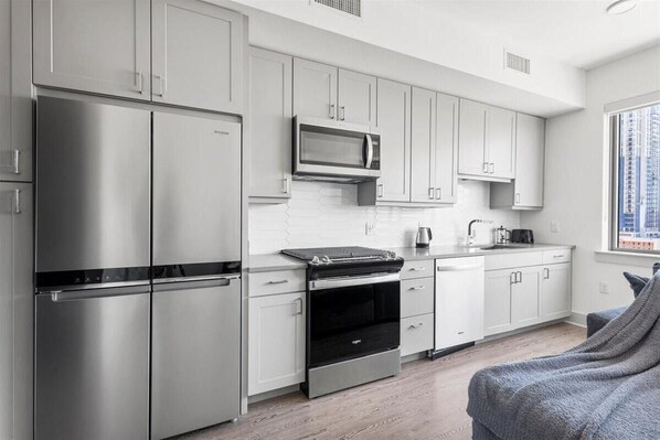 Business Room | Shared kitchen | Full-size fridge, microwave, oven, stovetop