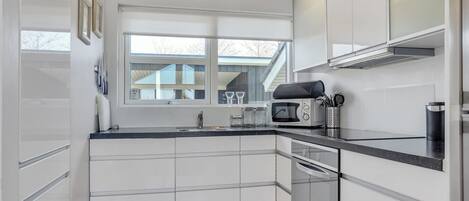 Fridge, microwave, dishwasher, cookware/dishes/utensils