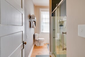 Hair dryer, towels - Waterfront Portsmouth Apt: 1/2 Mi to Dtwn & Ferry (Portsmouth)