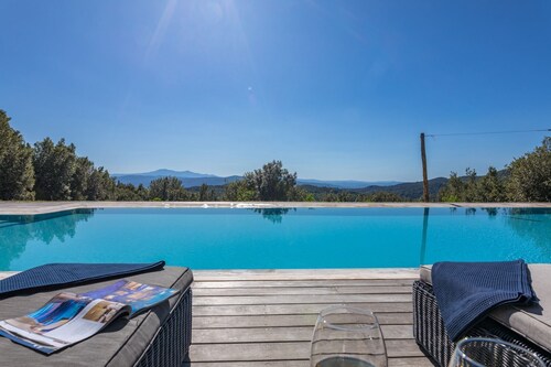 Surrounded by the verdant Tuscan countryside, a charming independent villa for 10 with a garden and