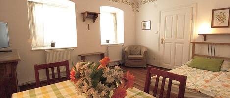 Tabla de planchar con plancha, wifi gratis y ropa de cama