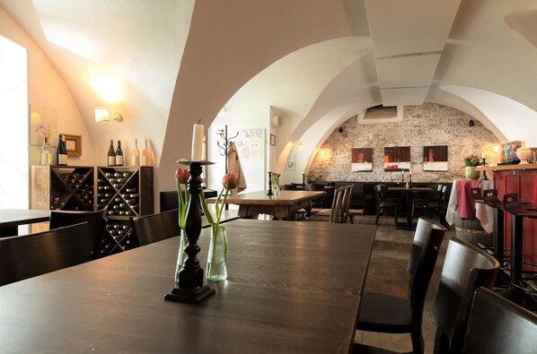 Dining - Apartment 'Bioweingut Hauerhof 99 - 3' with Private Terrace, Wi-Fi and Air Conditioning (Klosterneuburg)