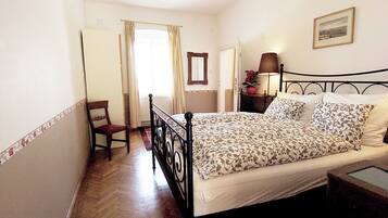 2 chambres, fer et planche à repasser, Wi-Fi gratuit, draps fournis