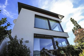 Un bâtiment moderne à deux étages, doté de grandes fenêtres et d’un toit plat.