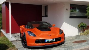 Uma casa moderna com garagem e entrada para carros.