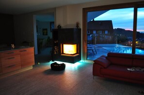 Televisión, chimenea, reproductor de DVD y estéreo 