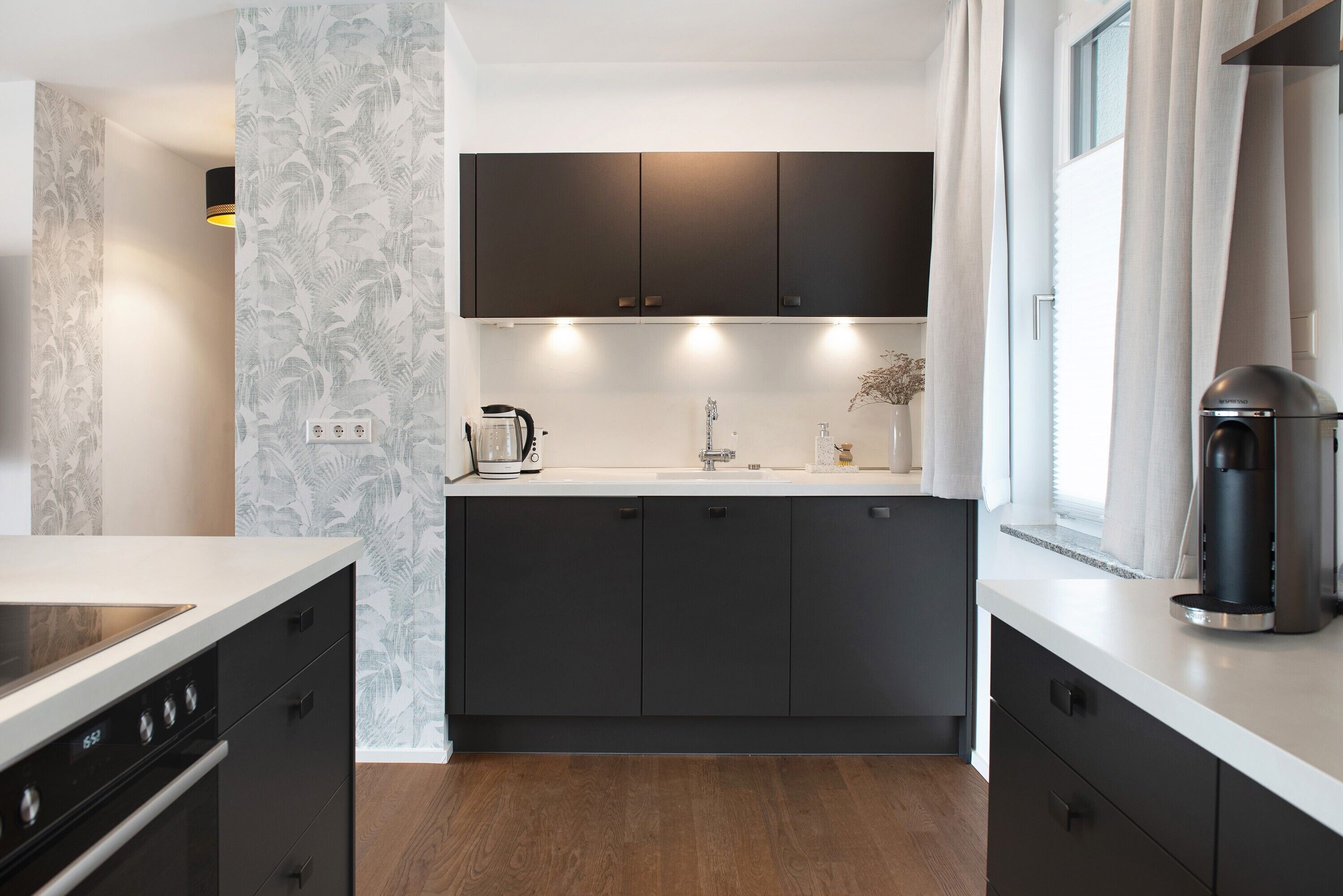 Réfrigérateur, four à micro-ondes, un four, surface de cuisson