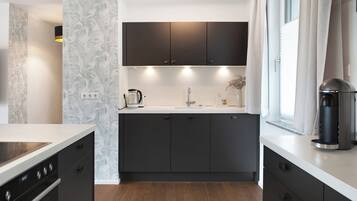 Kühlschrank, Mikrowelle, Ofen, Herdplatte