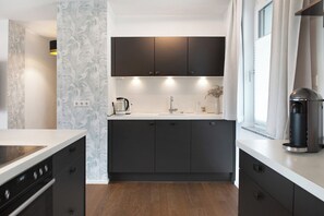 Køleskab, mikrobølgeovn, ovn, kogeplade