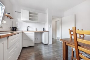 Fridge, microwave, oven, stovetop - Inn 'Haus Am Garten' with Private Terrace, Garden and Balcony (Alfeld (Leine))