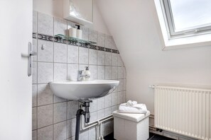 Regadera, secadora de cabello, toallas 