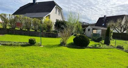 Gasthaus 'Haus Am Garten' mit privater Terrasse, Garten und Balkon