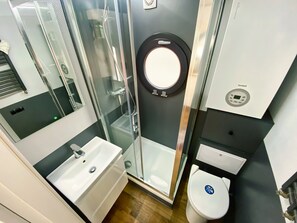 Shower, towels - Boat 'Cosy Hannah Führerscheinfrei' with Private Terrace (Schwerin)