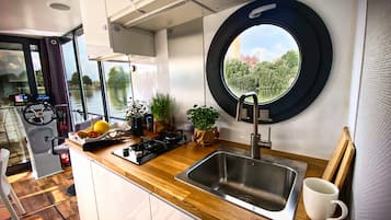 Kühlschrank, Herdplatte, Wasserkocher mit Kaffee-/Teezubehör