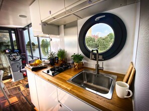 Fridge, stovetop, coffee/tea maker, cookware/dishes/utensils - Boat 'Cosy Hannah Führerscheinfrei' with Private Terrace (Schwerin)