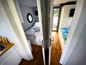 2 bedrooms, WiFi, bed sheets - Boat 'Cosy Hannah Führerscheinfrei' with Private Terrace (Schwerin)