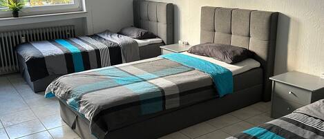 3 makuuhuonetta, silitysrauta/-lauta, ilmainen Wi-Fi, vuodevaatteet