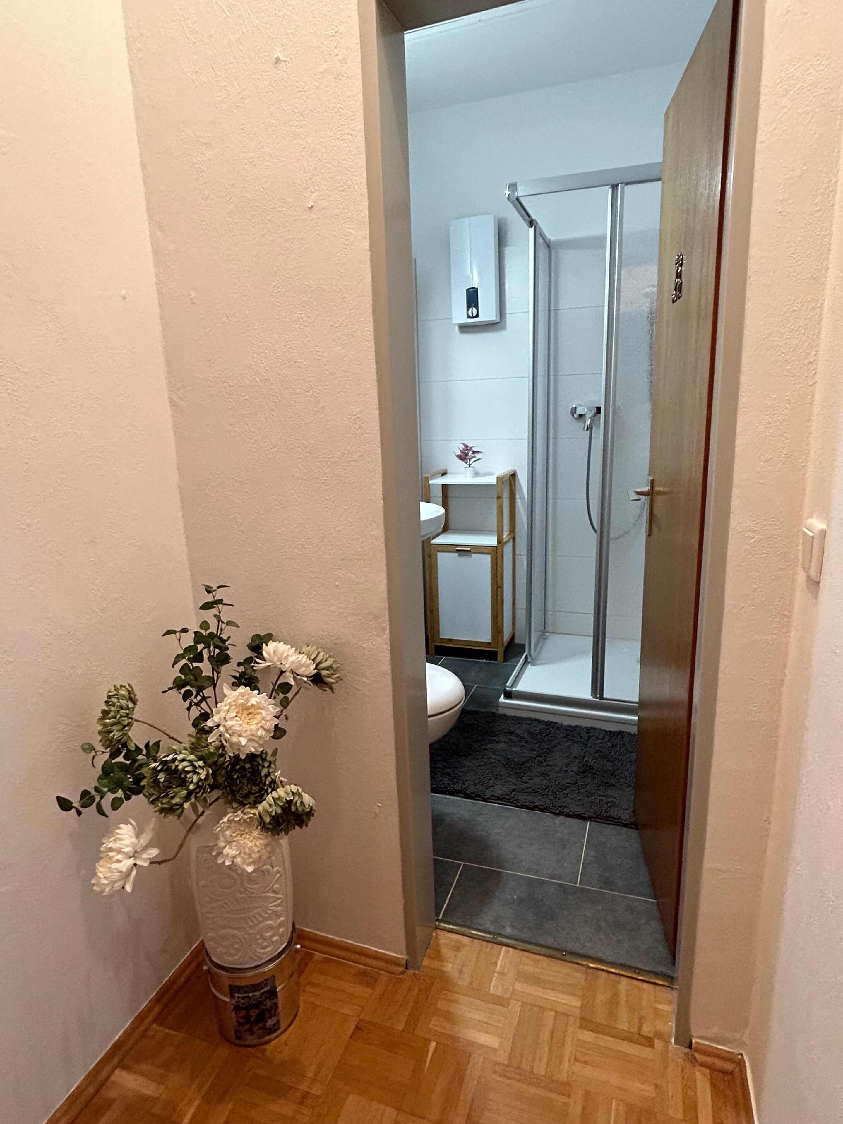 Chuveiro, toalhas de banho