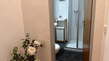 Chuveiro, toalhas de banho