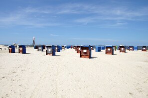 En strand med rækker af blå og brune strandhuse.