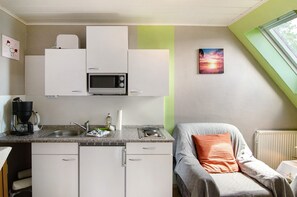 Fridge, oven, stovetop, coffee/tea maker