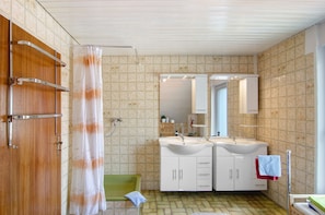 Shower, towels - Apartment 'Ferienhaus Gerda Wohnung 2' with Private Terrace, Private Garden and Wi-Fi (Ochtersum)
