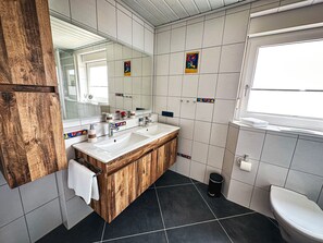 Een douche, een haardroger, handdoeken