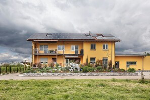 Exterior - Apartment 'Ferienwohnung Eichert  55qm' with Balcony and Wi-Fi (Sasbach am Kaiserstuhl)