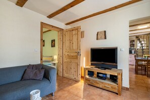 TV, bordtennis og stereoanlegg