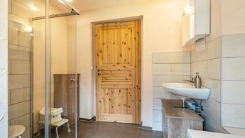 Dusche, Haartrockner, Handtücher