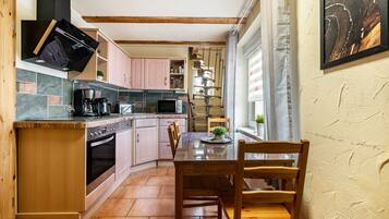 Een koelkast, een microgolfoven, een oven, een kookplaat