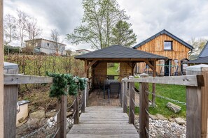 Terrace/patio - Holiday Home 'Ferienhaus Fichtelberg' with Mountain View, Private Terrace and Wi-Fi (Oberwiesenthal)