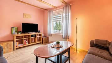 Televisie, een tafeltennistafel en een stereo