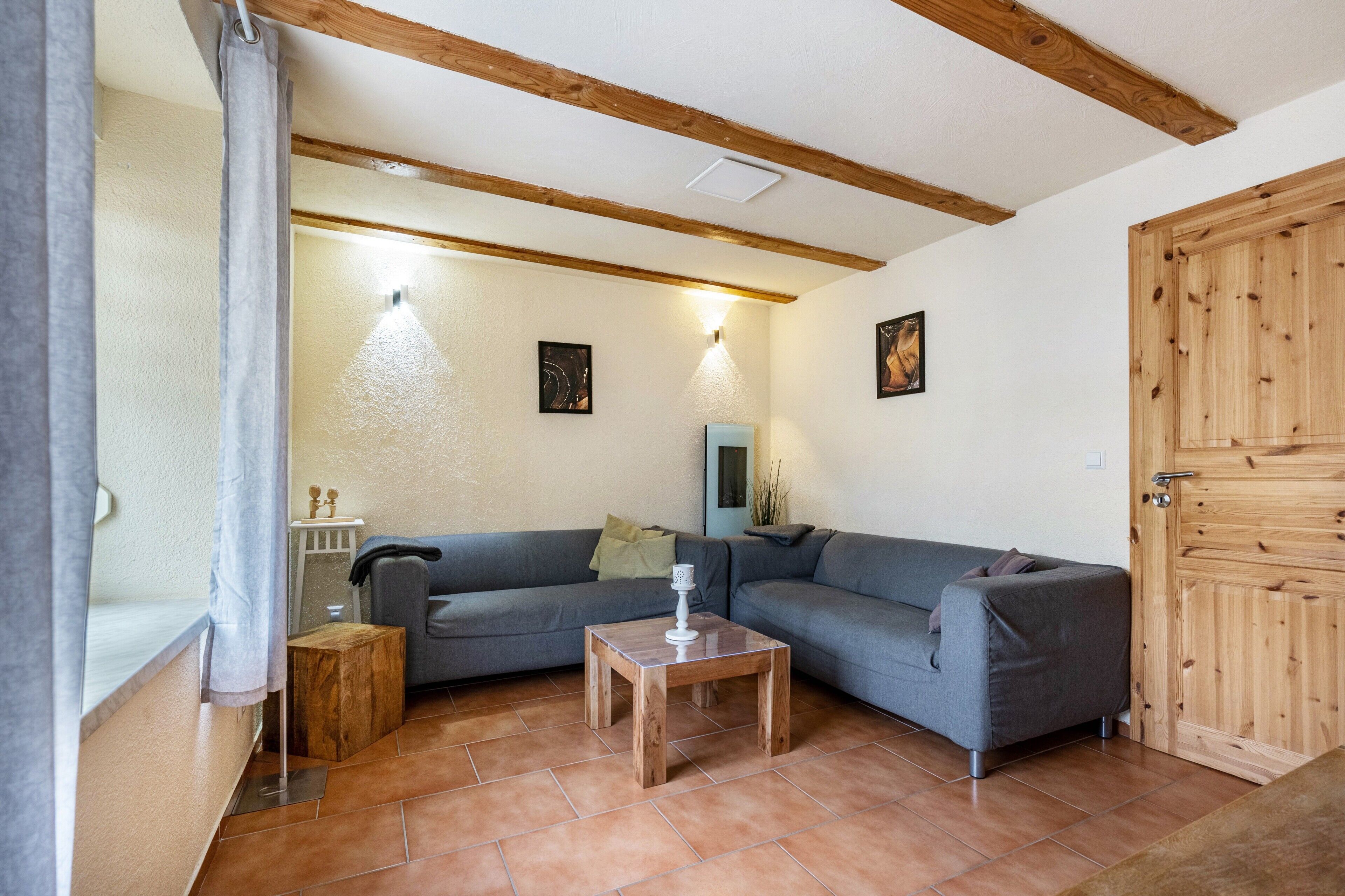 Tv, ett bordtennisbord och en stereo