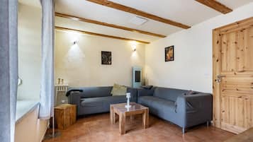 Tv, ett bordtennisbord och en stereo