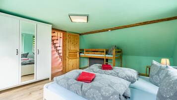 5 bedrooms, iron/ironing board, free WiFi, bed sheets