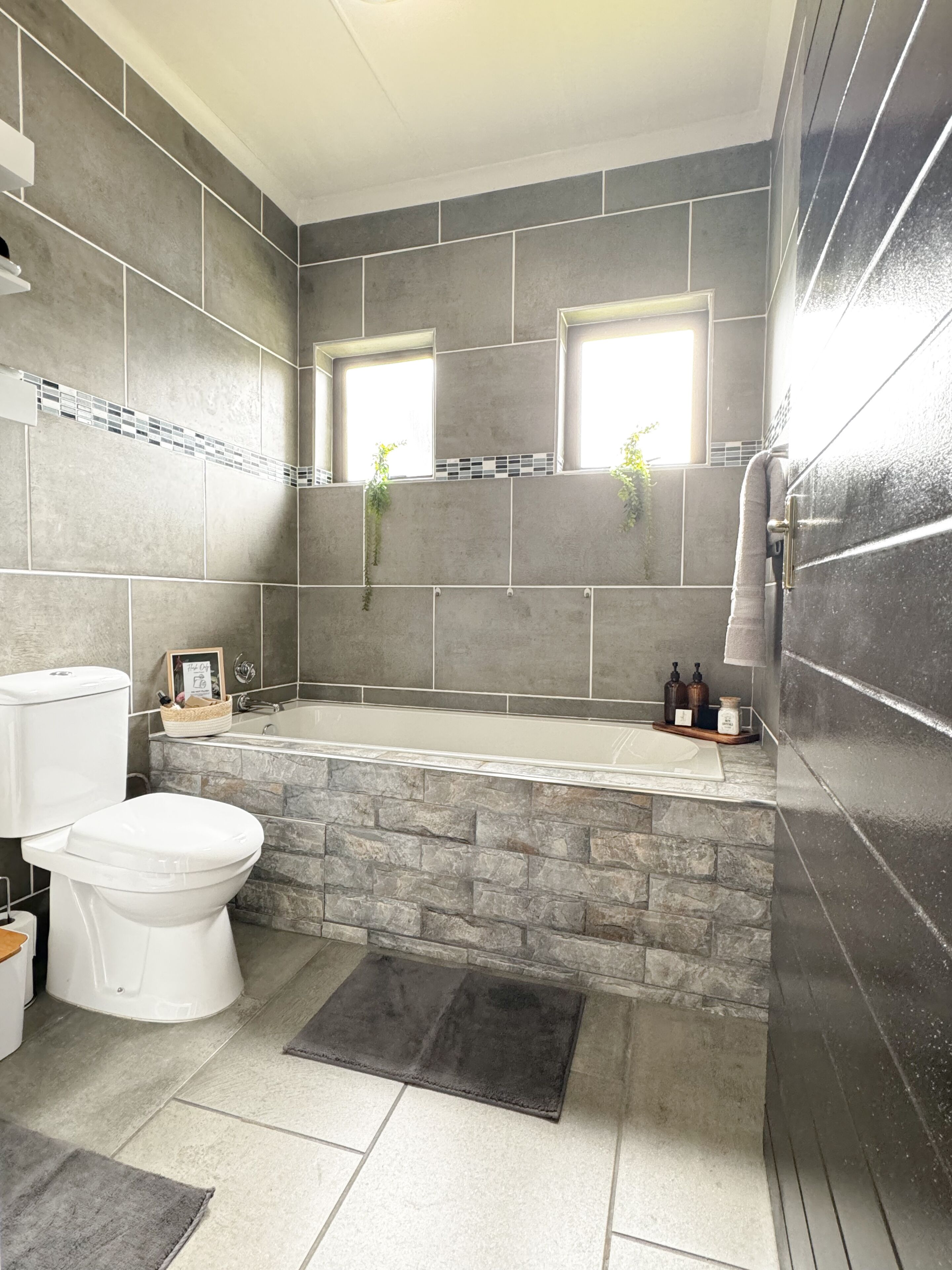 Douche, sèche-cheveux, serviettes fournies