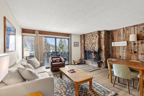 TV, fireplace - Cozy Ski-In/Ski-Out Escape – Mountainside, Fireplace, Hot Tub, Balcony & Pure Winter Enjoyment! (Snowmass Village)