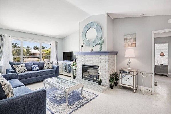 TV, offices - Gorgeous Pool Home in Lake Murex Sanibel (Sanibel)